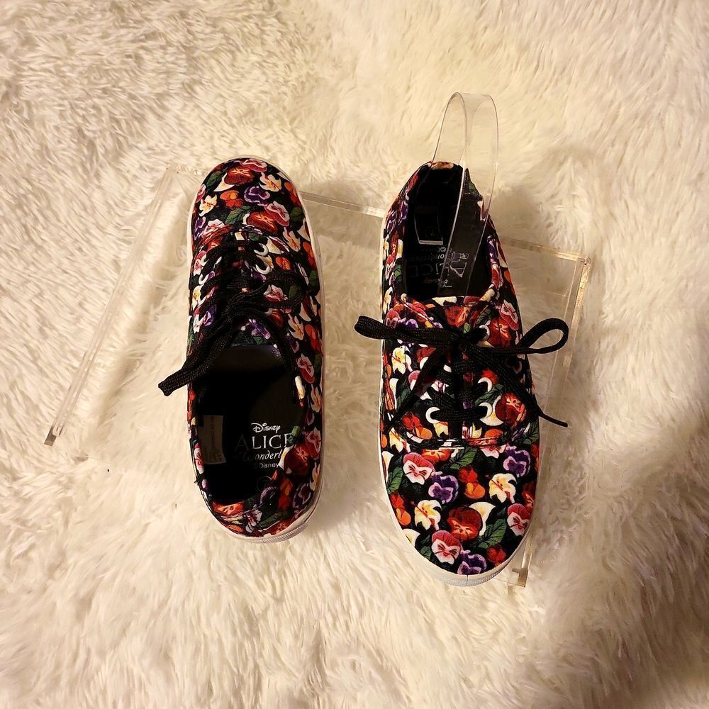 Disney's Alice in wonderland size 7 tennis 👟 shoe, brand new!